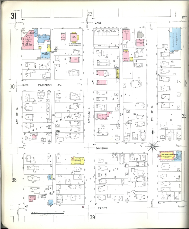 Altes Buch mit einer Stadtkarte aus den 1920er Jahren auf dem Cover, das Gebäudeanlagen, Straßen, Parks und Sehenswürdigkeiten zeigt, begleitet von beschreibendem Text.