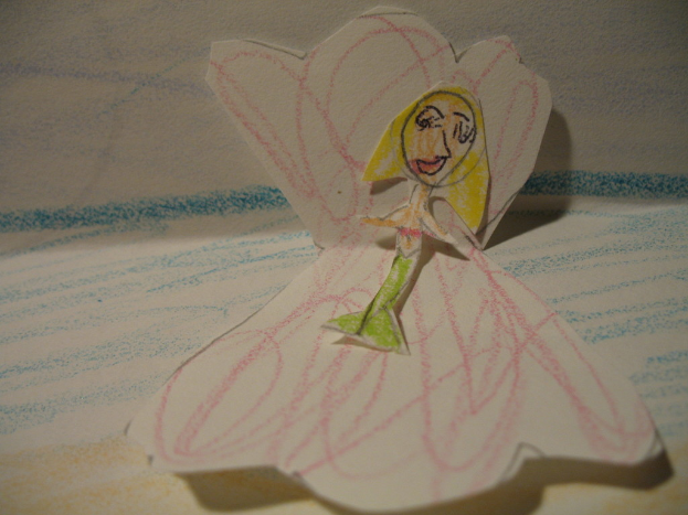 Papierkunst und Skizzen werden gemeinsam ausgestellt.