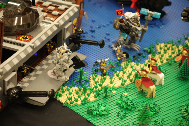 Lego-Modell einer Burg mit verschiedenen Lego-Teilen, einschließlich Spielzeug, Pflanzen und anderen Gegenständen.