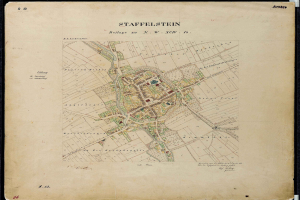 Detailiertes altes Stadtplan von Staffelstein, Deutschland, auf einem schwarzen Hintergrund, der Straßen, Gebäude und Sehenswürdigkeiten zeigt.