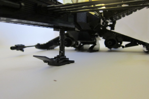 Ein Teil eines Kriegsschiffs ist auf der Wasseroberfläche zu sehen.