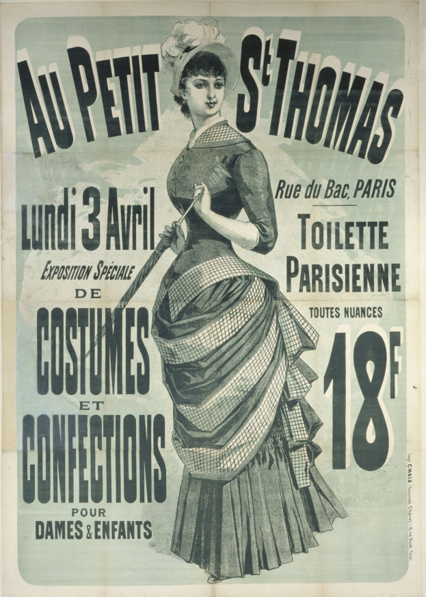 Ein altes Plakat, das eine Kostümvorstellung bewirbt, zeigt eine Frau in einem langen, hochgeschlossenen, langärmligen Kleid mit einem Haarknoten, die anmutig mit verschränkten Händen posiert.