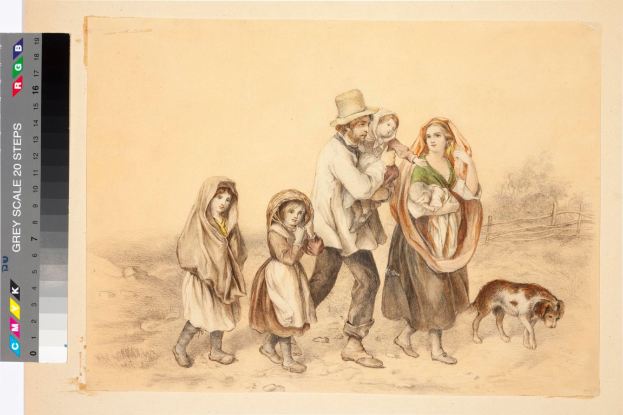 Eine Gruppe von Menschen, begleitet von einem Hund, geht einen Schotterweg mit Bäumen und einem Zaun im Hintergrund, mit Text auf der linken Seite, der darauf hinweist, dass es sich um Flüchtlinge handelt.