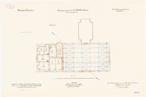 Schwarz-weißer architektonischer Grundriss des Stadtplatz-Gebäudes mit zahlreichen Fenstern, versehen mit Text.