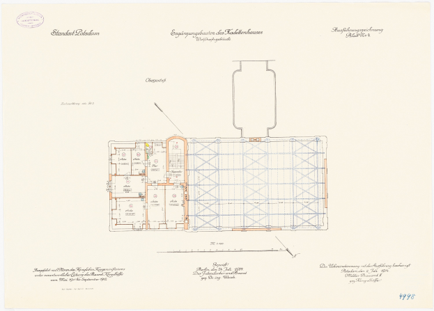 Schwarz-weißer architektonischer Grundriss des Stadtplatz-Gebäudes mit zahlreichen Fenstern, versehen mit Text.