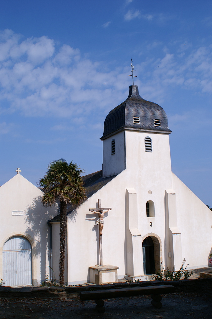 Eine Kirche dominiert das Bild