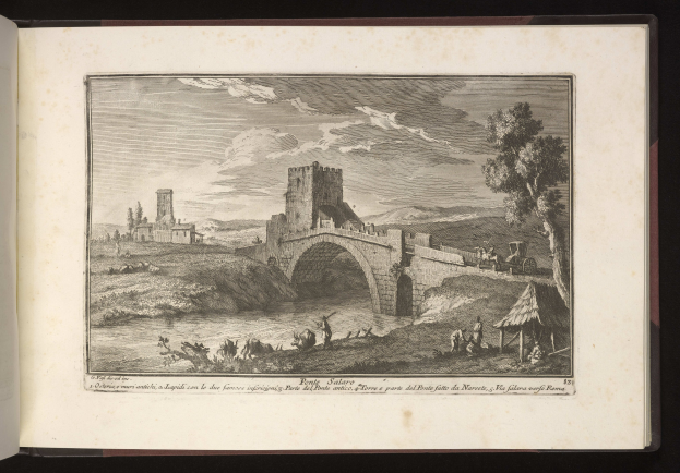 Ein aufgeschlagenes Buch mit einer Illustration eines von Bäumen umgebenen Schlosses, Menschen, einer Brücke, Wasser, Hügeln und einem wolkenverhangenen Himmel.