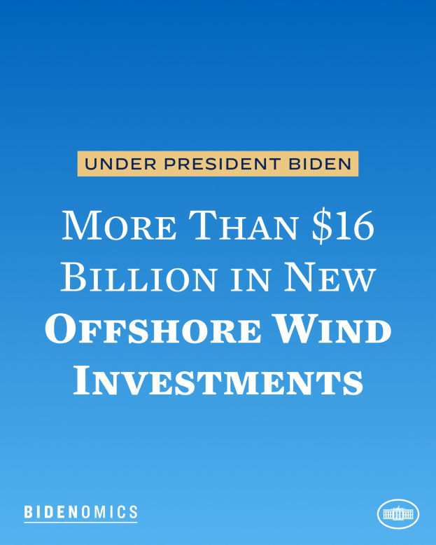 Ein Plakat mit einem blauen Hintergrund und dem Text "Mehr als 16 Milliarden US-Dollar in neue Offshore-Wind-Investitionen unter Präsident Biden".