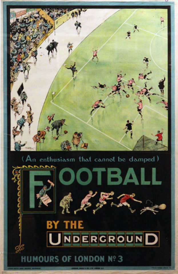 Ein Vintage-Plakat, das eine Menge Menschen bei einem Fussballspiel in einem Stadion zeigt, mit dem Text "Fussball von der U-Bahn - Londoner Humor Nr. 3" oben.