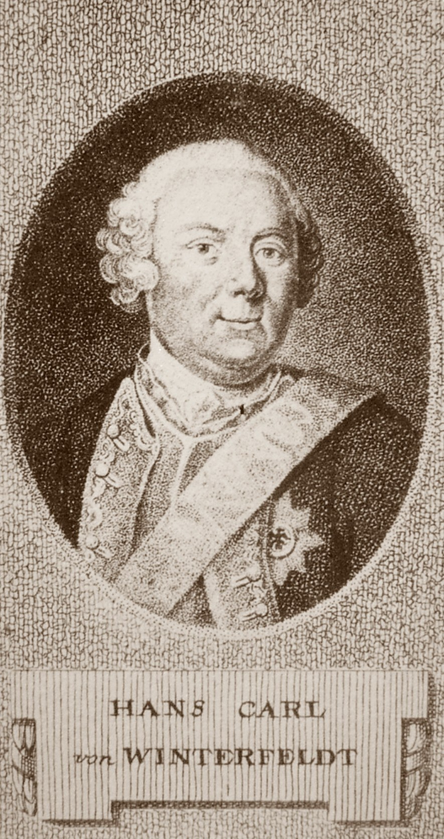 Ein Schwarz-Wei├č-Portr├Ąt von Hans Carl von Winterfeldt, ein Mann mit ernster Miene, mit Text unten auf dem Bild.