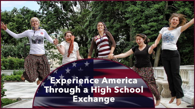 Gruppe lachender Frauen, die draußen springen, mit Bäumen, Pflanzen und einem klaren blauen Himmel, mit Text unten, der "Erlebe Amerika durch einen High-School-Austausch" liest.