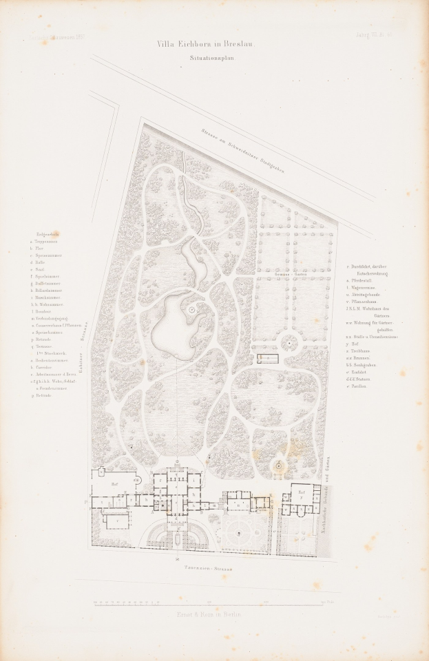 Ein altes Buch mit einer detaillierten Karte eines Parks auf dem Cover, das Bäume, Sträucher und andere Vegetation zeigt, zusammen mit Texten, die Informationen über den Park liefern.