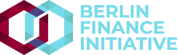 Logo der Berlin Finance Initiative mit einem blauen Kreis mit weißer Umrandung und einem weißen "B" in der Mitte, umgeben von einem weißen Ring mit blau-weißem Karomuster, auf einem weißen Hintergrund mit den Worten "Berlin Finance Initiative" in fetter schwarzer Schrift.