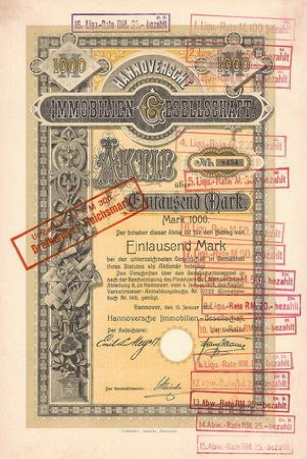 Alter deutscher Regierungsausweis mit rotem Stempel, Text und Zahlen auf altem Papier.