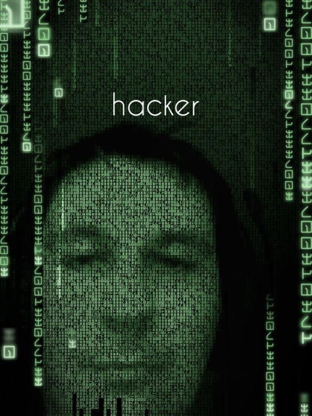 Das Gesicht eines Hackers auf einem Computerbildschirm umgeben von Bin├Ąrcode und dem Wort "Hacker" in Textform.