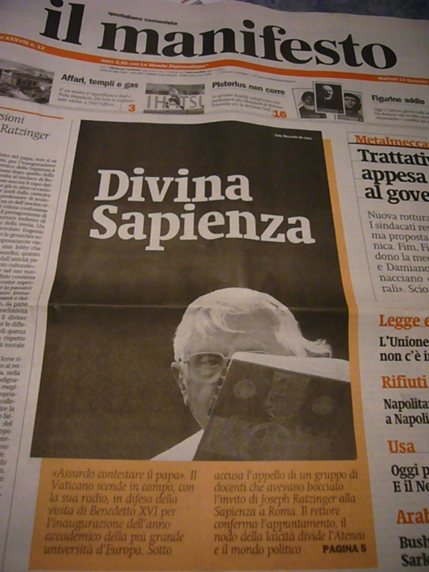 Eine Zeitung mit darauf gedrucktem Text.