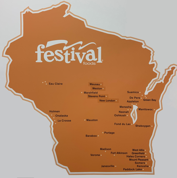 Ein leuchtendes Plakat von Wisconsin voller verschiedener Lebensmittel, darunter Obst, Gemüse und Snacks, mit der Aufschrift "Festival Foods".