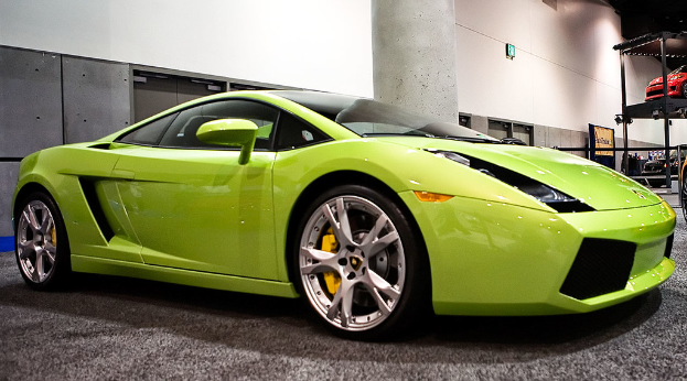 Ein Lamborghini-Sportwagen neben einer Säule geparkt
