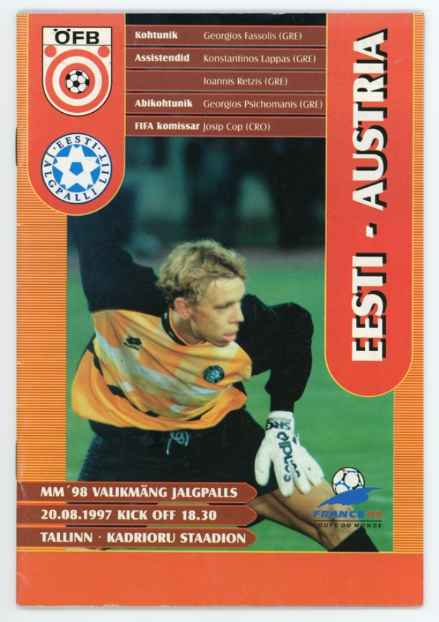 Eine Fußballkarte aus der FIFA-Weltmeisterschaft 1998 in Deutschland, die einen Spieler in einem Trikot mit entschlossener Miene zeigt, vor einem hellblauen Himmel mit weißen Wolken, zusammen mit einem Logo und Text.