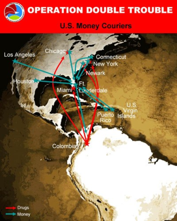 Plakat mit der Aufschrift "Operation Double Trouble: US-Geldkurier" zeigt eine Karte der USA, die in zwei Abschnitte unterteilt ist, einen für die Routen der US-Geldkurier und einen für die Standorte der Geldtransporteure, mit fetter schwarzer Schrift auf einem weißen Rand.