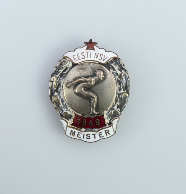 Silberner Abzeichen mit rotem Stern, Emblem der deutschen Olympischen Spiele 1949, mit Text in der Mitte auf einem einfarbigen Hintergrund.