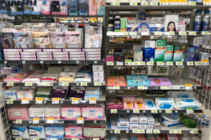 Ein Geschäft mit zahlreichen Regalen, die verschiedene Toilettenpapier-Sorten mit sichtbaren Preisschildern präsentieren.