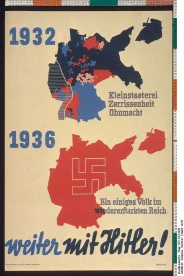 Ein Plakat mit einer Deutschlandkarte, die Nazi-Symbole und den Text "Weiter mit Hitler" in den Farben Rot, Weiß und Blau zeigt.