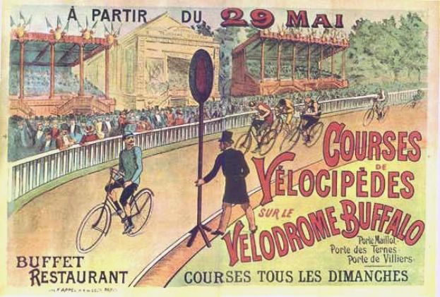 Plakat für ein Velodrom in Buffalo, New York, das Radfahrer auf einer umzäunten Straße mit einem Gebäude und Bäumen im Hintergrund zeigt und Text mit Veranstaltungdetails enthält.