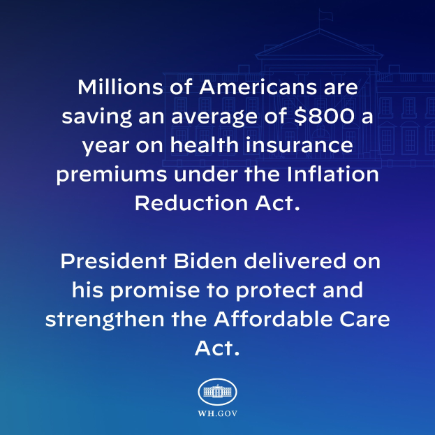 Blauer Hintergrund mit weißer Schrift, die besagt, dass Millionen von Amerikanern durchschnittlich $800 im Jahr an Gesundheitsversicherungsprämien unter dem Inflation Reduction Act sparen, mittig mit einem Logo.