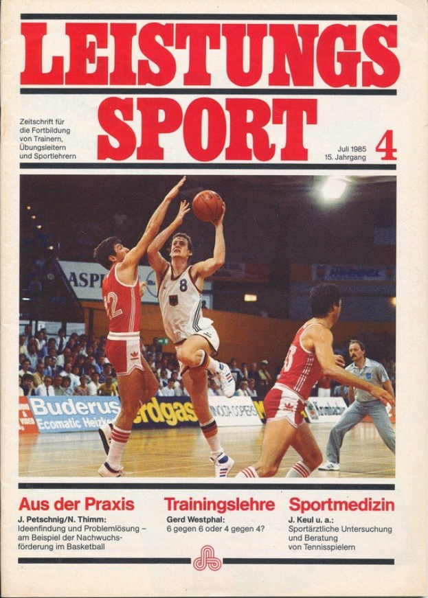 Ein Magazin namens "Leistungs Sport 4" mit einem blauen und weißen Cover, das einen Basketballspieler in einem weißen Trikot und Shorts zeigt, der einen Basketball hält und von einer Menge im Publikum umgeben ist.