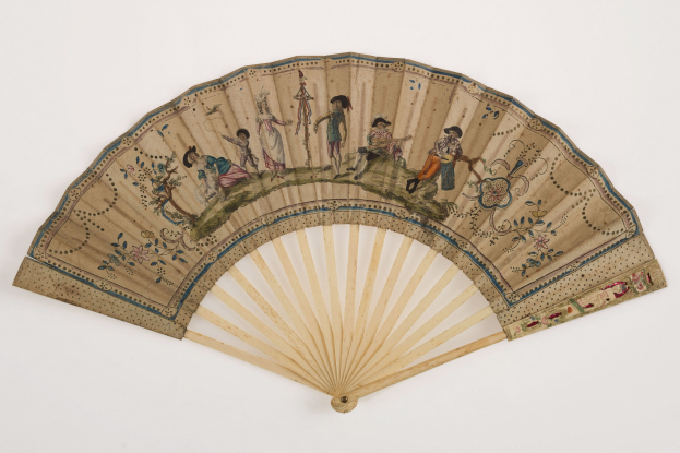 Ein dekorativer Fächer mit einem lebendigen Gemälde von tanzenden Menschen vor einem weißen Hintergrund.