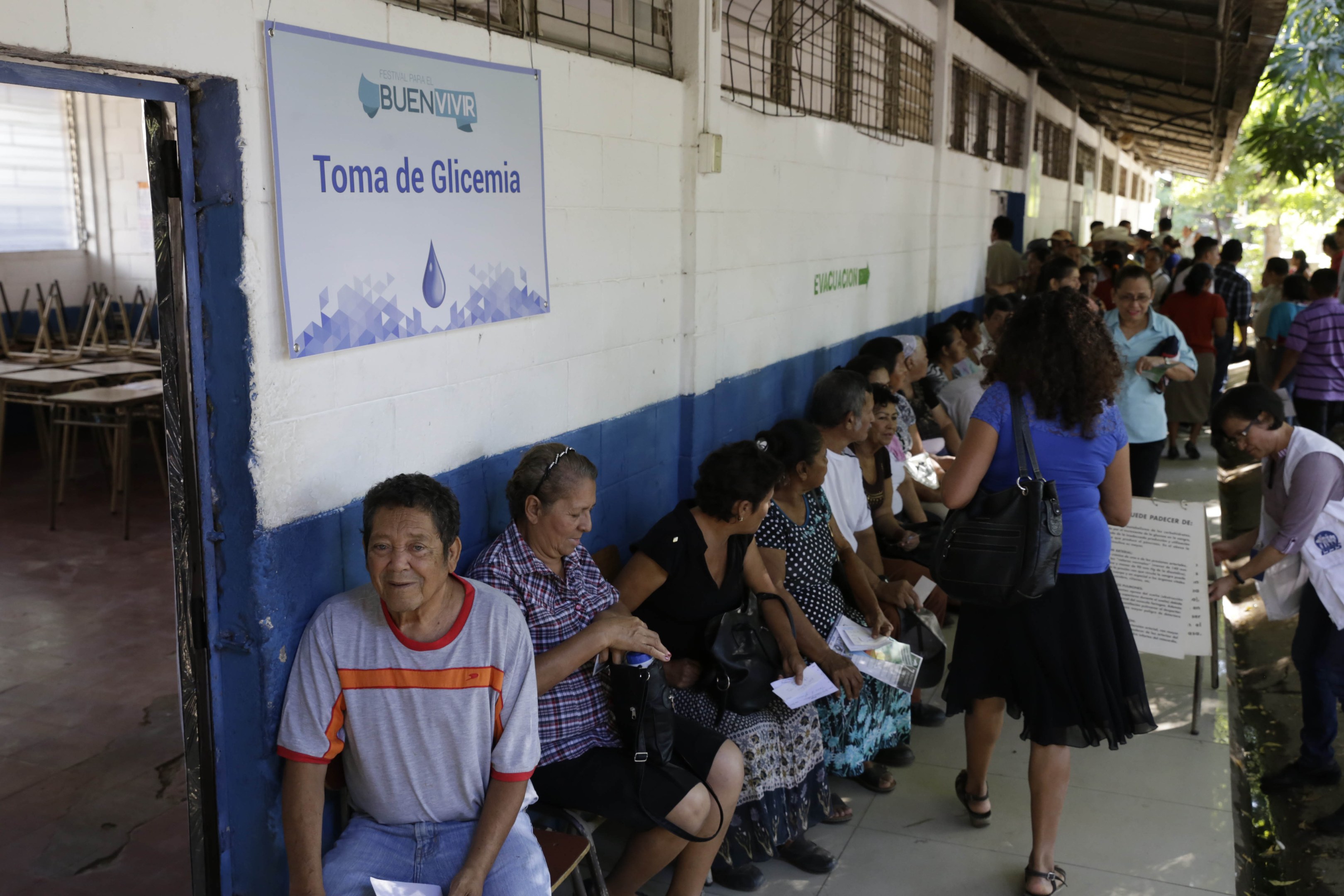 Große Menschenmenge an Tischen unter einem Zelt auf dem Oktoberfest in München, Deutschland, mit festlicher Dekoration im Hintergrund.
