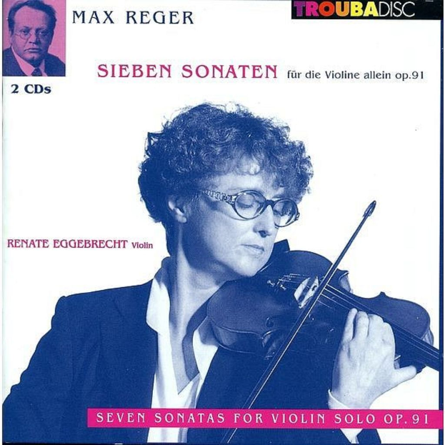 Eine Frau in Brille und Anzug, die eine Geige spielt, mit einem kleineren Bild einer Person oben.
