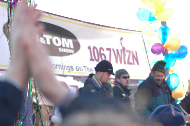 Menschen mit Mönchen stehen zusammen, mit Ballons an einem Eisenstab und bunten Funkenösen in der Nähe.