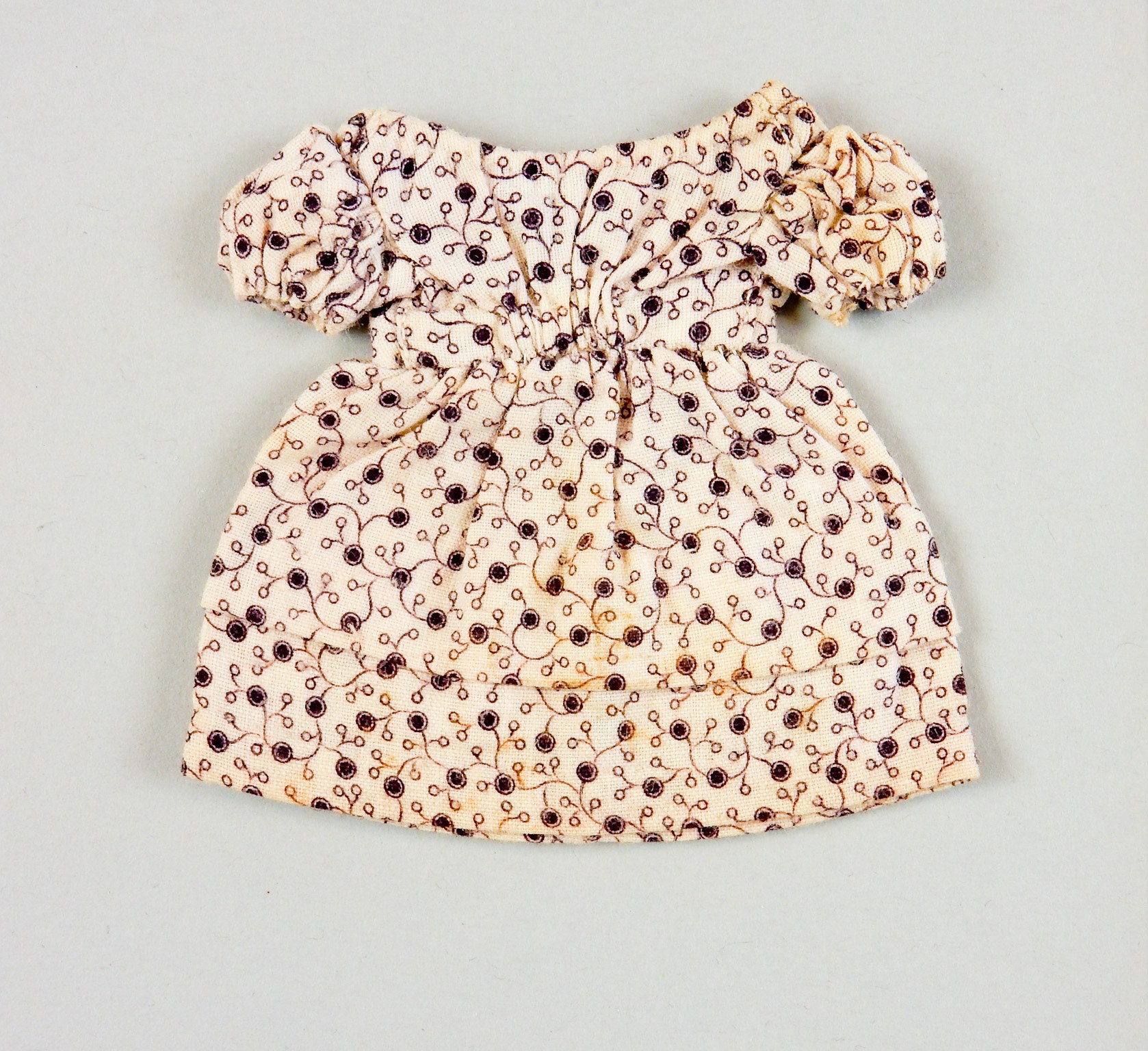 Weißes knielanges Sommerkleid mit rundem Halsausschnitt, kurzen Ärmeln und vollem Rock, das ein komplexes mehrfarbiges Muster auf einem leichten Stoff aufweist, auf einem weißen Hintergrund präsentiert.