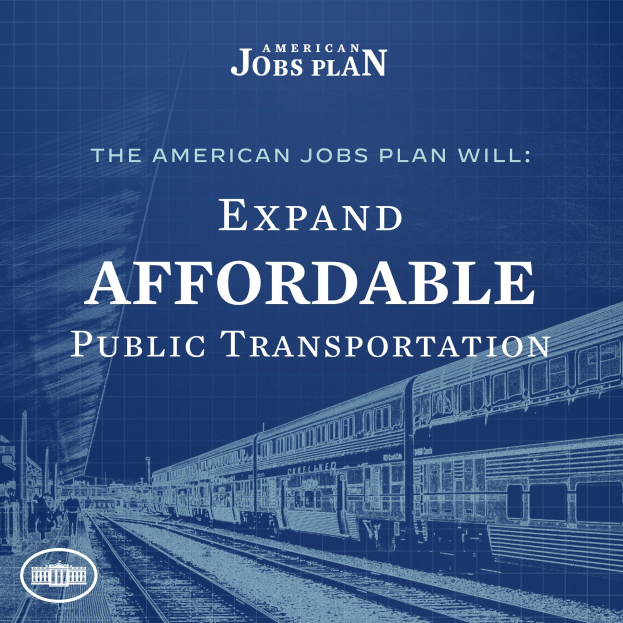 Plakat mit einer Eisenbahn auf einem Gleis mit mehreren Menschen in der Nähe, begleitet von einem Text, der besagt: "Der American Jobs Plan wird den erschwinglichen öffentlichen Verkehr ausbauen."