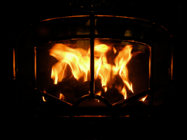 Ein Feuer brennt in einem Kamin für Feuerholz.