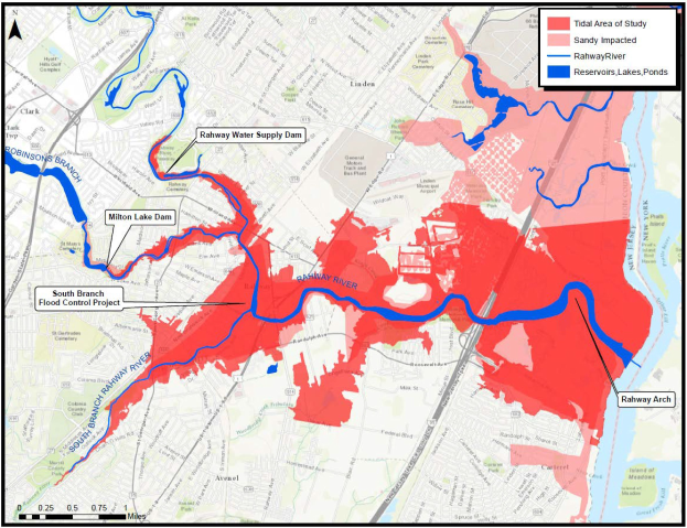 Karte von New York City, die vorgeschlagene Hochrisikozonen in Rot und Blau zeigt, mit Textdetails zu betroffenen Gewässertypen, Bevölkerung und Projektzeitplan.