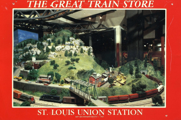 Ein Plakat mit einer Eisenbahnbrücke mit Trägern, umgeben von Pflanzen, Häusern und Hügeln.