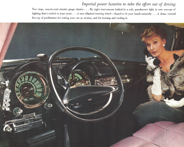 Ein Magazinartikel, der das Innere eines Autos mit einem Mädchen auf der rechten Seite zeigt, das auf einem Telefon spricht, einem Lenkrad und Tacho in der Mitte und einem Instrumentencluster auf der linken Seite.