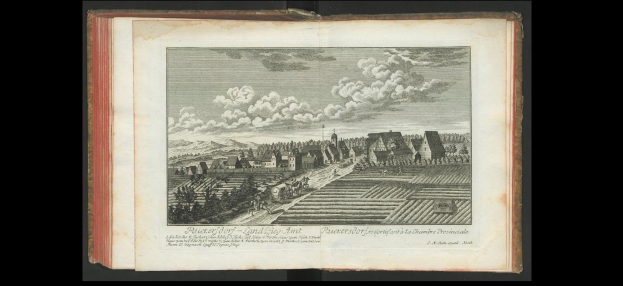 Ein offenes Buch mit dem Titel "Landschaft des Rhein-Westerwalds" (1805) mit einer Illustration eines Dorfes umgeben von Häusern, Bäumen, Hügeln und Wolken.