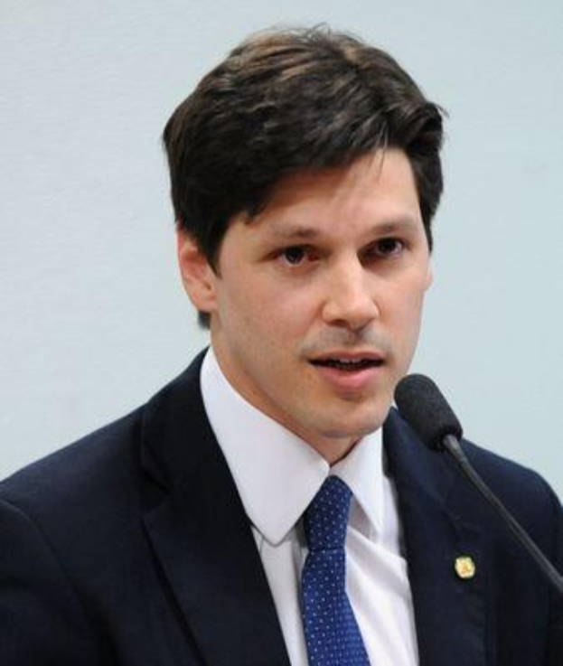 Ein Mann im Anzug spricht in ein Mikrofon, wahrscheinlich zur Genehmigung eines Gesetzes zur Internet-Sperre.