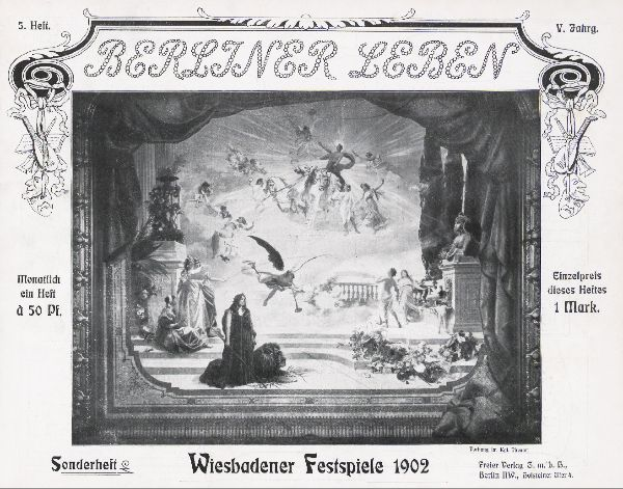 Ein Schwarz-Weiß-Foto einer Bühne von den Wiesbadener Festspielen 1902, das Menschen in traditioneller deutscher Kleidung zeigt, einige tragen Hüte und andere Capes, unter bunten Lichtern und Dekorationen, während das Publikum im Hintergrund jubelt.