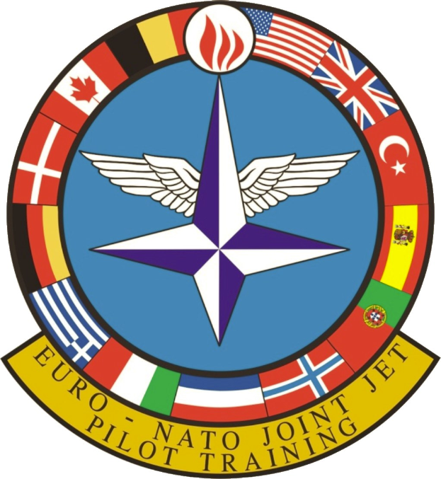 Logo der NATO Joint Jet Pilot Training mit einem blauen Kreis mit einem weißen Stern, umgeben von vier farbigen Flaggen, und dem Text 'NATO Joint Jet' in Weiß.