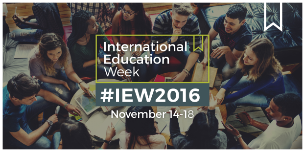 Eine Gruppe von Menschen sitzt auf einem Sofa, einige halten Bücher und Stifte, mit dem Text "International Education Week IEW 2016" in der Mitte, in ein Gespräch vertieft.