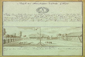 Schwarz-weißer Abzug des ersten Entwurfs der deutschen Verfassung, der eine Straßenszene mit einer Fahnenstange, Gebäuden, Bäumen und Himmel zeigt.