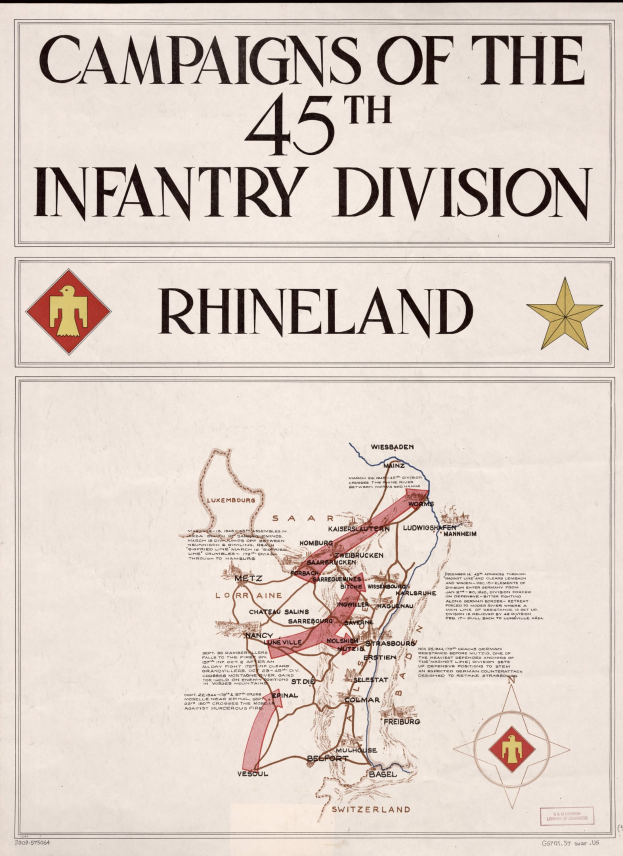 Plakat mit einer Karte und Text, der die Rhineland-Kampagnen der 45. Infanterie-Division im Detail beschreibt, wobei verschiedene Divisionen und Schlachttermine farbcodiert sind.