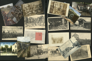 Eine Sammlung alter Ansichtskarten aus der deutschen Besetzung Deutschlands während des Ersten Weltkriegs, die auf einer schwarzen Oberfläche angeordnet sind und verschiedene Szenen zeigen, darunter Menschen, Gebäude, Bäume, Fahrzeuge und den Himmel.