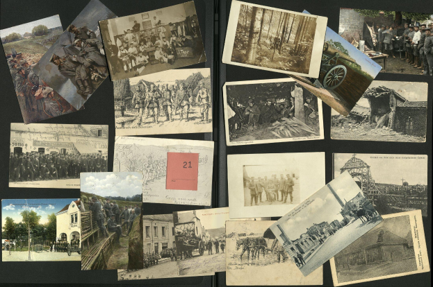 Eine Sammlung alter Ansichtskarten aus der deutschen Besetzung Deutschlands während des Ersten Weltkriegs, die auf einer schwarzen Oberfläche angeordnet sind und verschiedene Szenen zeigen, darunter Menschen, Gebäude, Bäume, Fahrzeuge und den Himmel.