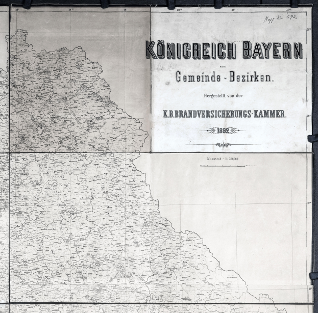 Eine detaillierte schwarz-weiße Karte von Königreich Bayern, Deutschland, die geographische Merkmale wie Flüsse, Berge und Städte zeigt und informative Texte enthält.